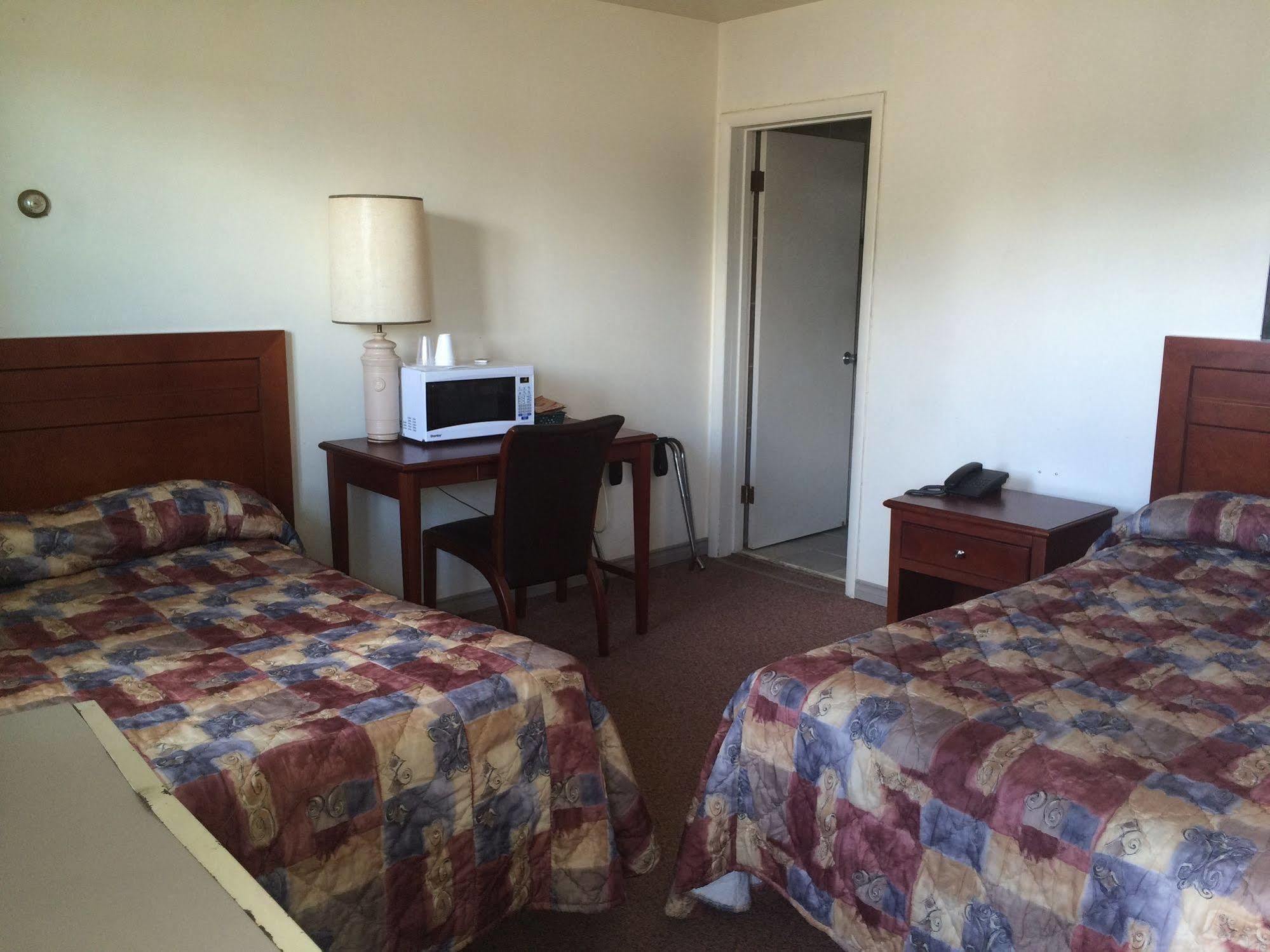 Esterhazy Motor Hotel מראה חיצוני תמונה