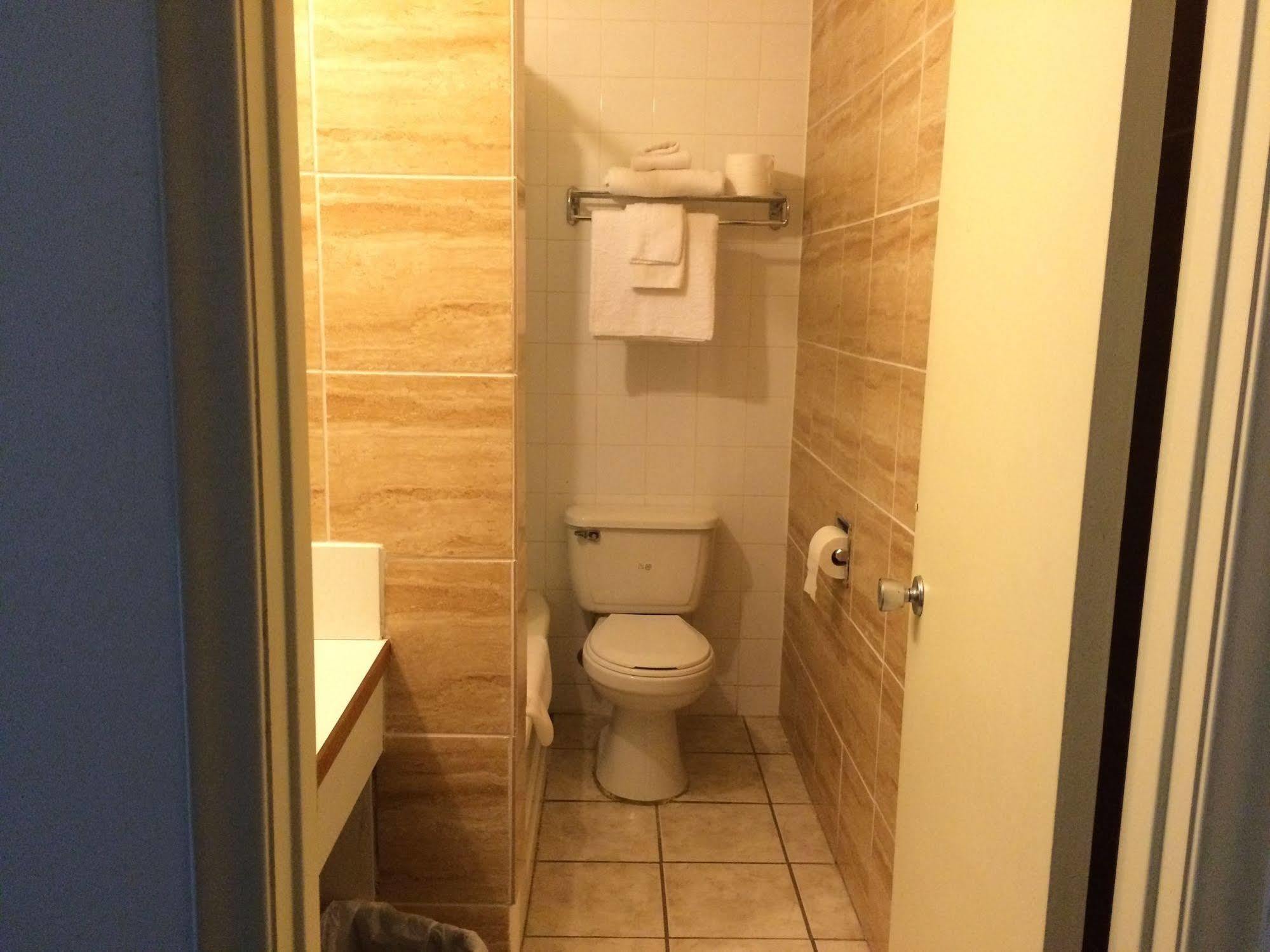 Esterhazy Motor Hotel מראה חיצוני תמונה