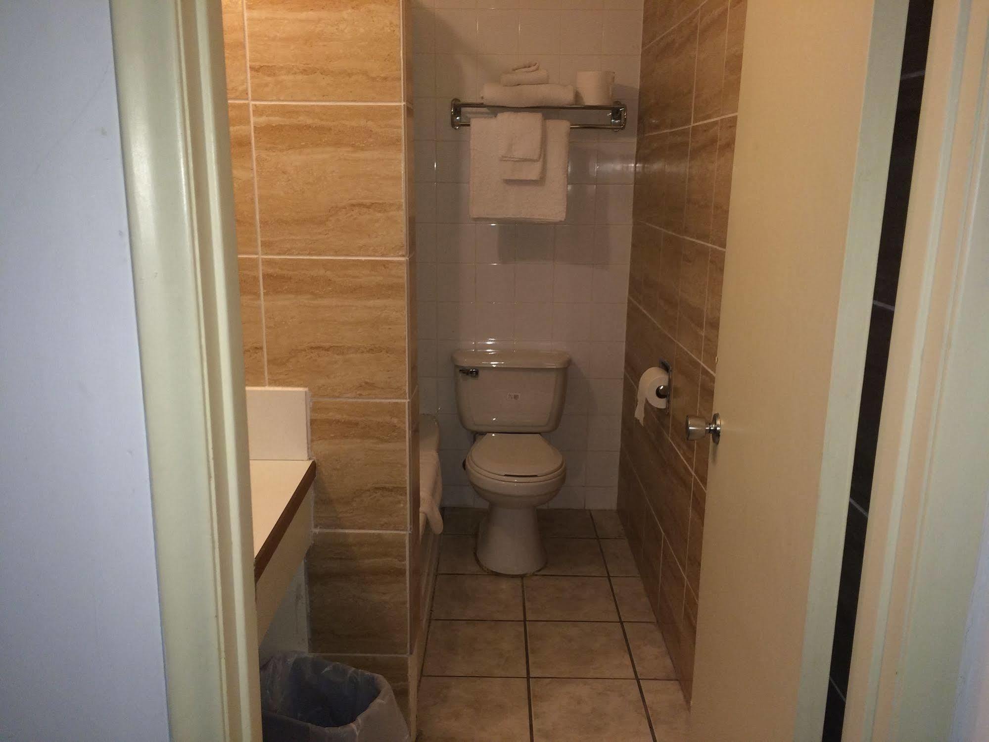 Esterhazy Motor Hotel מראה חיצוני תמונה